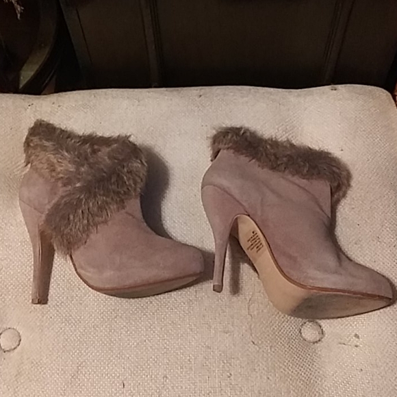 COLIN STUART BEIGE SUEDE AND FUR BOOTIES - Picture 2 of 10